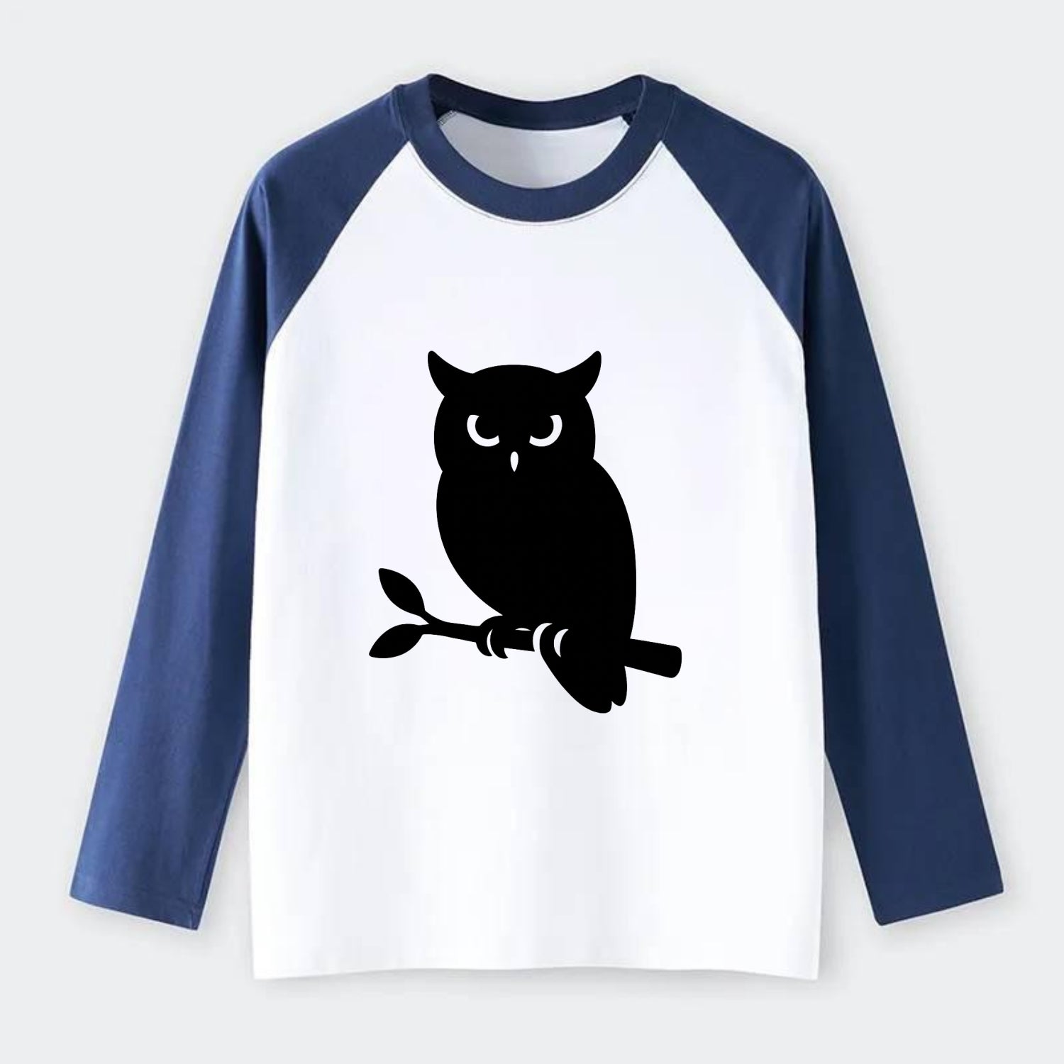 Owl perched on branch at night - Raglan Long Sleeve T-Shirt - Blue