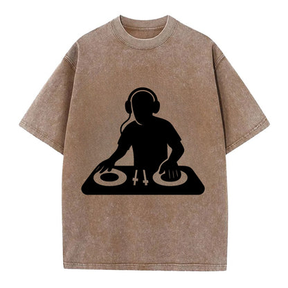 DJ with turntables and headphones - Vintage T-shirt - Brown