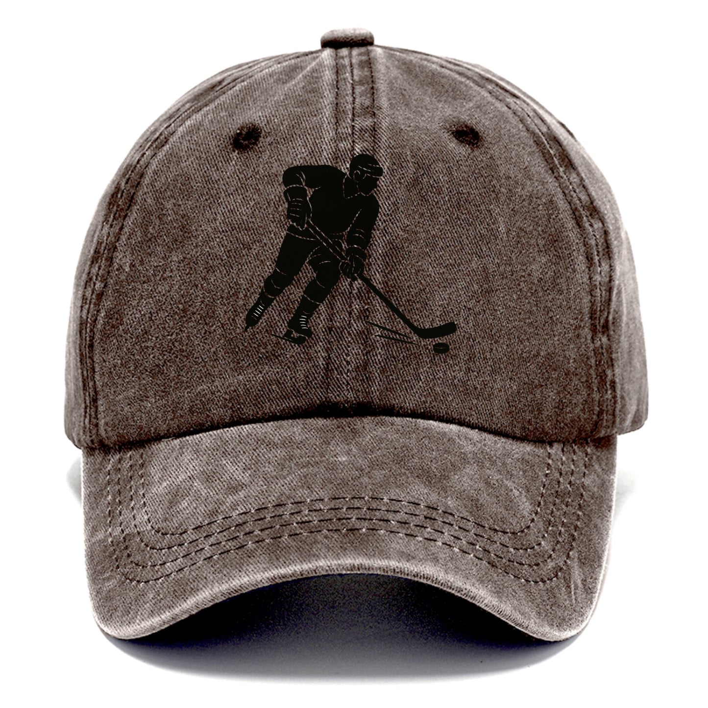 Ice hockey player shooting puck - Classic Cap - Brown