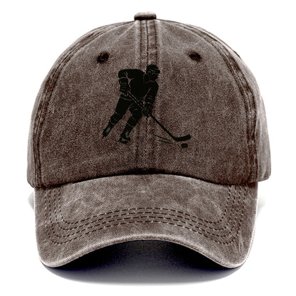 Ice hockey player shooting puck - Classic Cap - Brown
