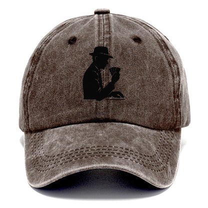 Poker player with cards close - Classic Cap - Brown
