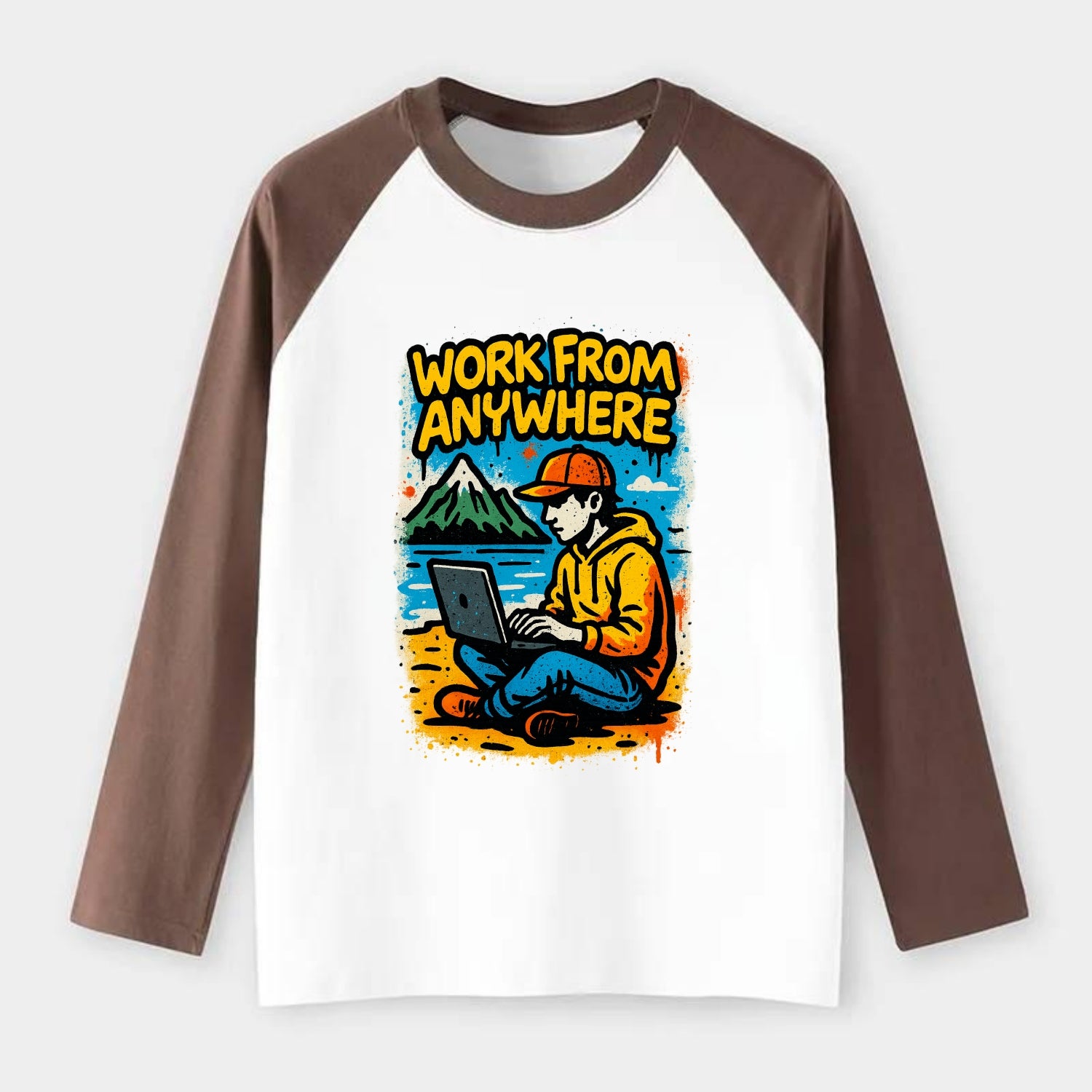 Digital nomad with laptop on beach/mountain - work from anywhere - Raglan Long Sleeve T-Shirt - Coffee