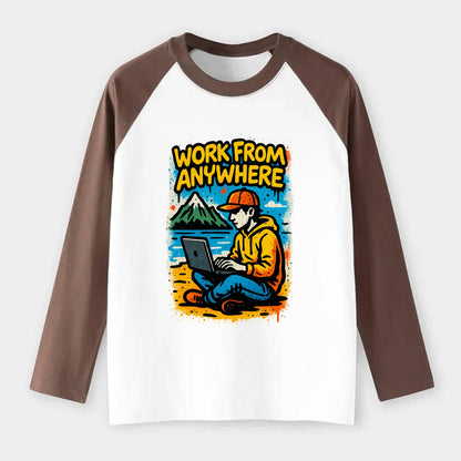 Digital nomad with laptop on beach/mountain - work from anywhere - Raglan Long Sleeve T-Shirt - Coffee