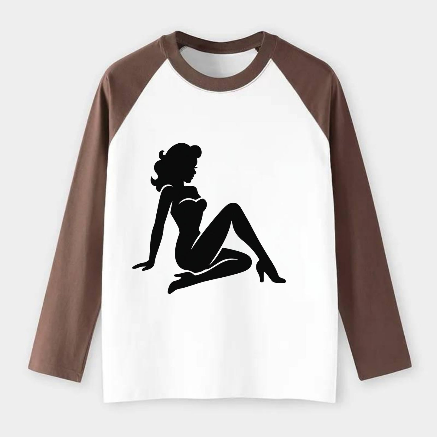 Pin-up girl classic pose - Raglan Long Sleeve T-Shirt - Coffee