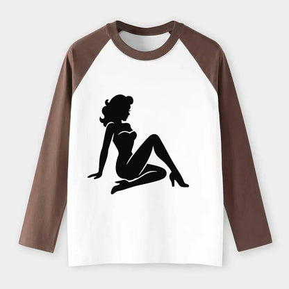 Pin-up girl classic pose - Raglan Long Sleeve T-Shirt - Coffee
