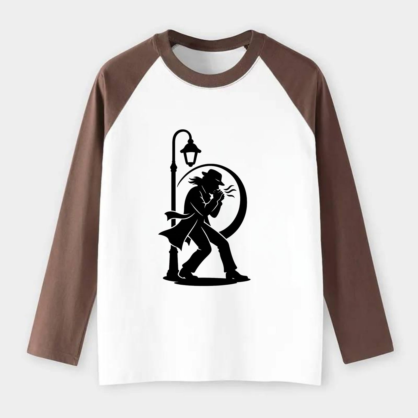 Blues harmonica player under streetlight - Raglan Long Sleeve T-Shirt - Coffee