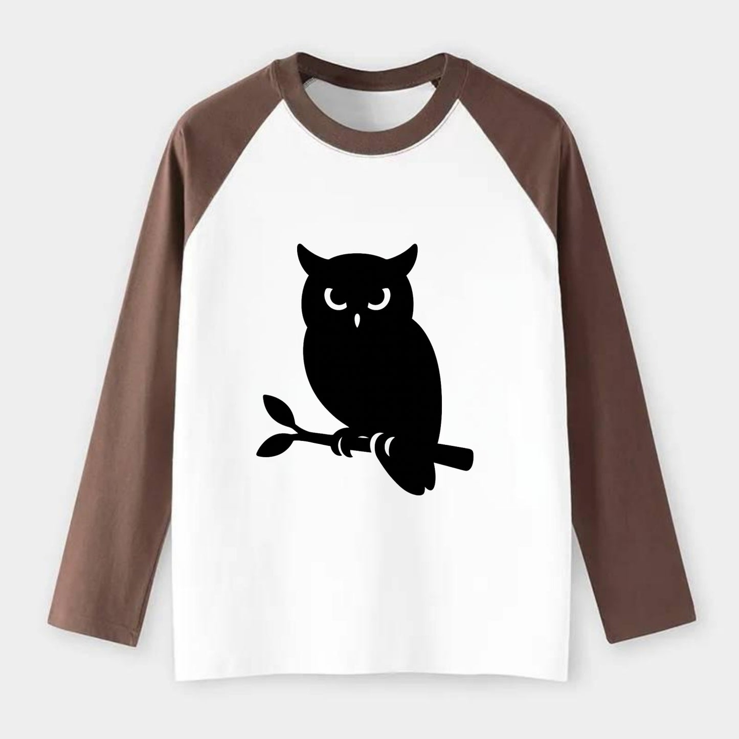 Owl perched on branch at night - Raglan Long Sleeve T-Shirt - Coffee