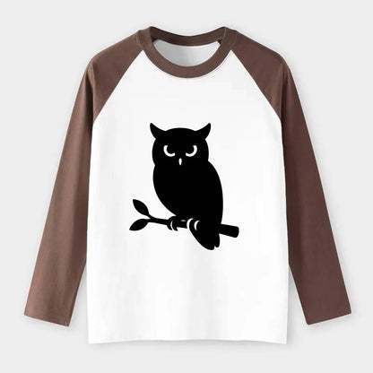Owl perched on branch at night - Raglan Long Sleeve T-Shirt - Coffee