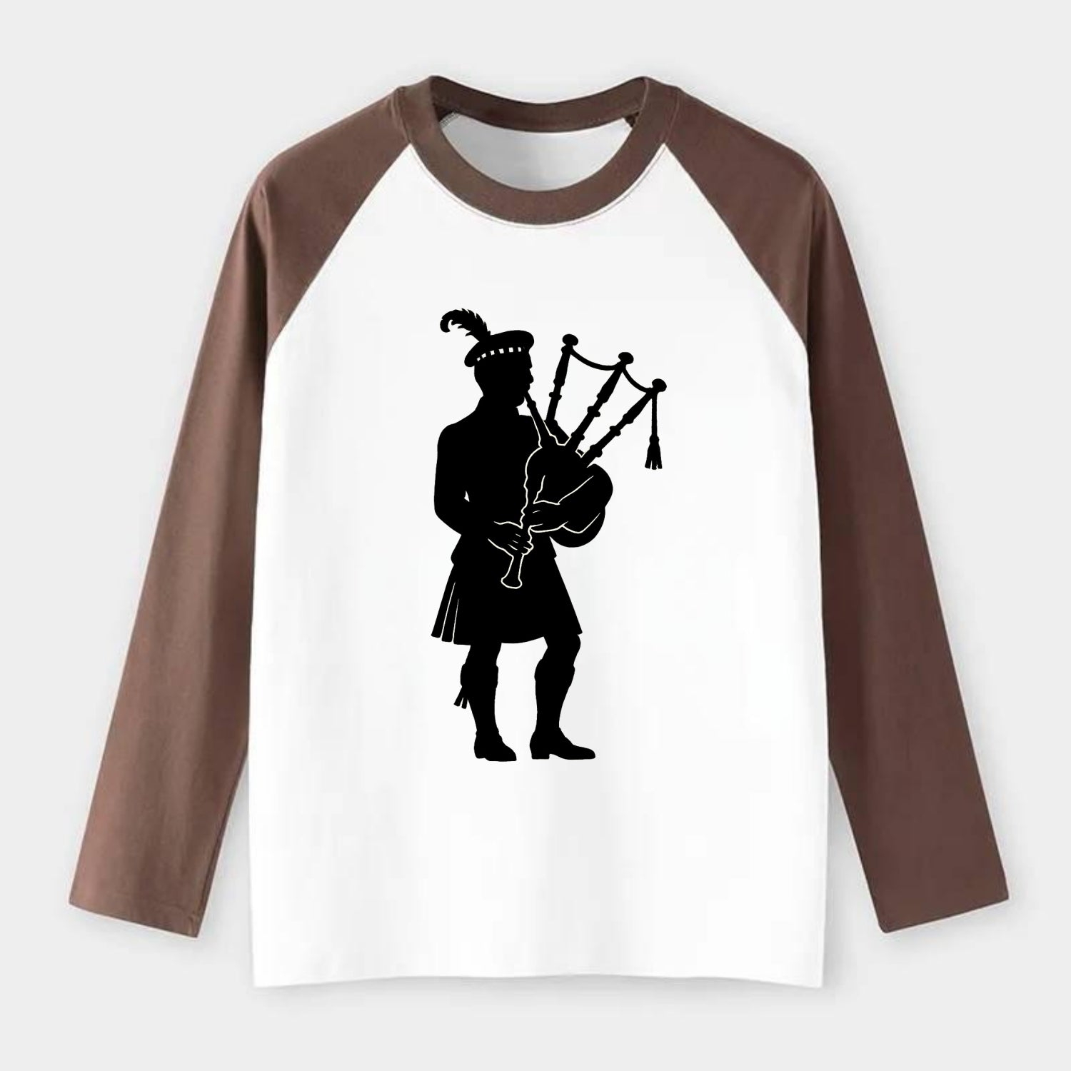 Bagpiper in traditional stance - Raglan Long Sleeve T-Shirt - Coffee