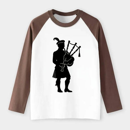 Bagpiper in traditional stance - Raglan Long Sleeve T-Shirt - Coffee