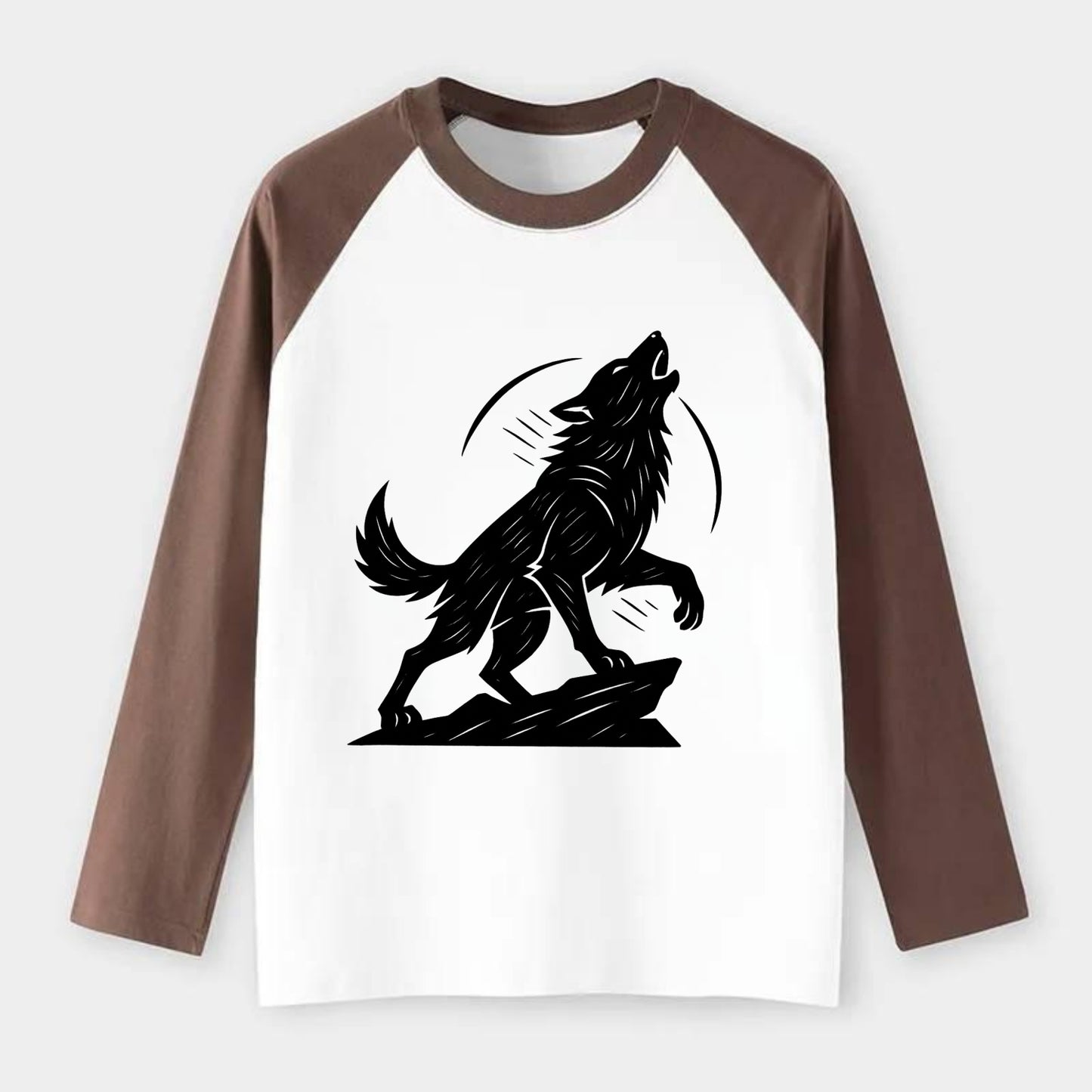 Wolf howling at full moon - Raglan Long Sleeve T-Shirt - Coffee