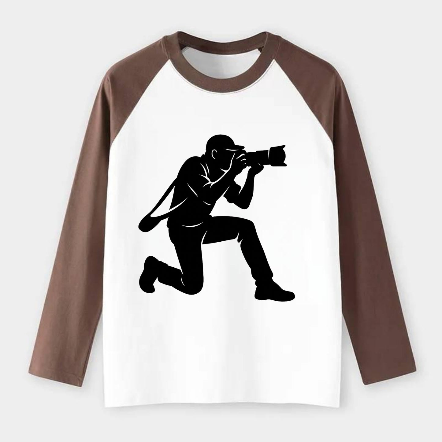 Photographer capturing perfect shot - Raglan Long Sleeve T-Shirt - Coffee
