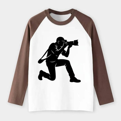 Photographer capturing perfect shot - Raglan Long Sleeve T-Shirt - Coffee