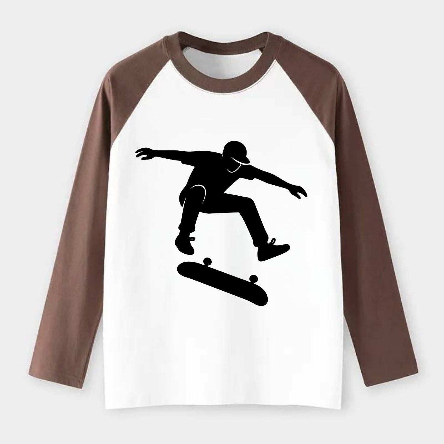 Skateboarder doing kickflip trick - Raglan Long Sleeve T-Shirt - Coffee