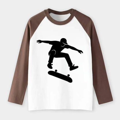 Skateboarder doing kickflip trick - Raglan Long Sleeve T-Shirt - Coffee