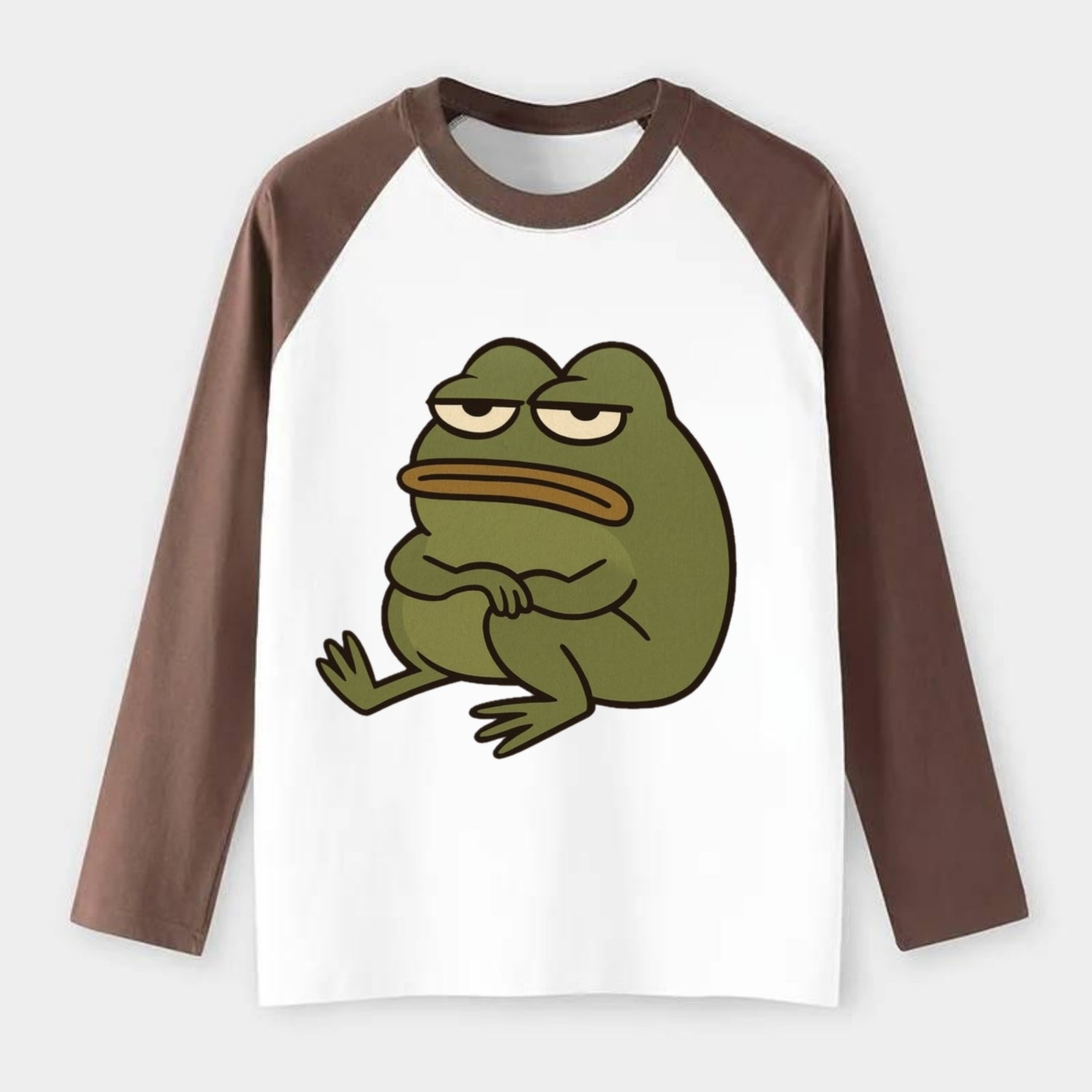 The Frog Judges Silently - Raglan Long Sleeve T-Shirt - Coffee