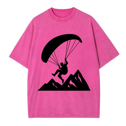 Paraglider soaring over mountain peaks - Vintage T-shirt - Dusty Rose(Rose)