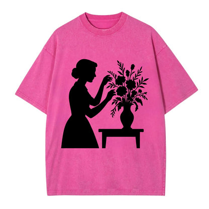 Florist arranging dramatic bouquet - Vintage T-shirt - Dusty Rose(Rose)