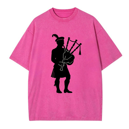 Bagpiper in traditional stance - Vintage T-shirt - Dusty Rose(Rose)