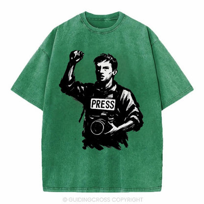 Journalist with camera - press freedom ink painting - Vintage T-shirt - Forest Mist(Green)