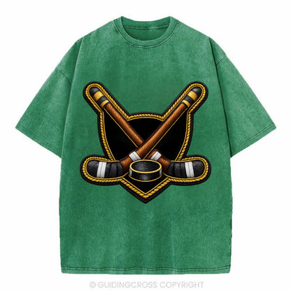 Embroidered patch design - HOCKEY CROSSED STICKS - ice hockey sticks with puck in - Vintage T-shirt - Forest Mist(Green)
