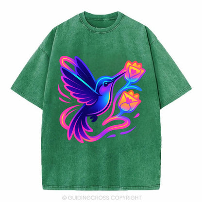 Hummingbird delivering miniature love letters tucked inside flower envelopes - Vintage T-shirt - Forest Mist(Green)