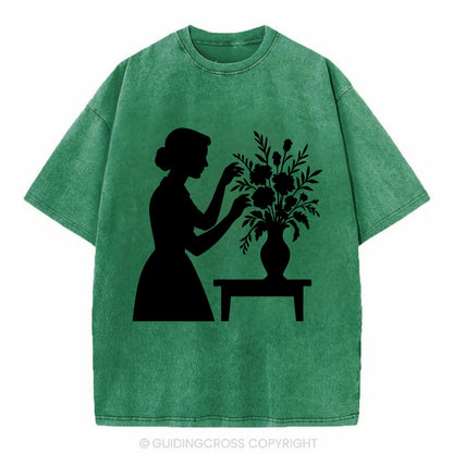 Florist arranging dramatic bouquet - Vintage T-shirt - Forest Mist(Green)