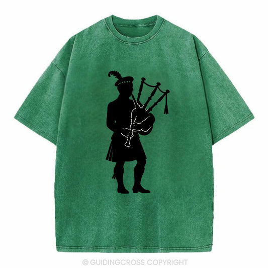 Bagpiper in traditional stance - Vintage T-shirt - Forest Mist(Green)