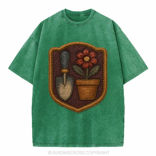 Garden trowel with flower pot - gardener badge - Vintage T-shirt - Forest Mist(Green)