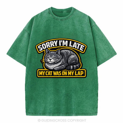 SORRY IM LATE MY CAT WAS ON MY LAP - cat loaf in gray , valid excuse - Vintage T-shirt - Forest Mist(Green)