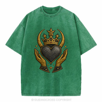 Celtic knot crown with woven strands merging into copper hands shielding a pewter - Vintage T-shirt - Forest Mist(Green)