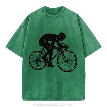 Cyclist sprinting in racing position - Vintage T-shirt - Forest Mist(Green)