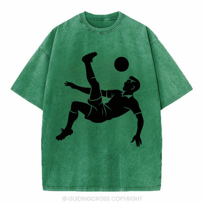 Soccer player doing a bicycle kick - Vintage T-shirt - Forest Mist(Green)