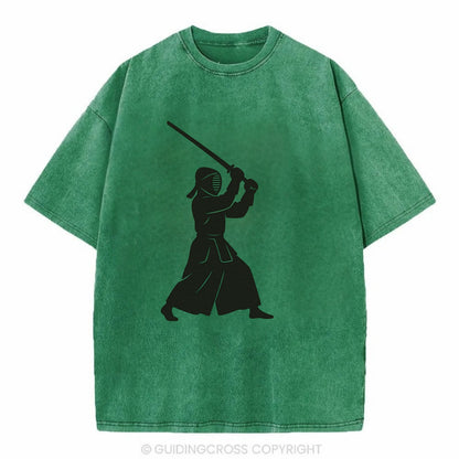 Kendo swordsman in striking stance - Vintage T-shirt - Forest Mist(Green)