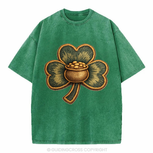 ST PATRICKS CLOVER - lucky clover with gold in green and gold , Irish luck - Vintage T-shirt - Forest Mist(Green)