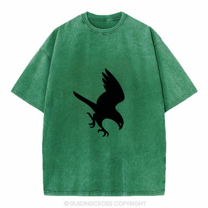 Hawk diving for prey - Vintage T-shirt - Forest Mist(Green)