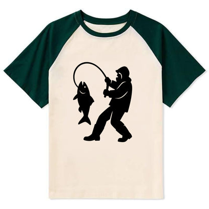 Alaskan fisherman hauling catch - Contrast Raglan T-shirt - Green