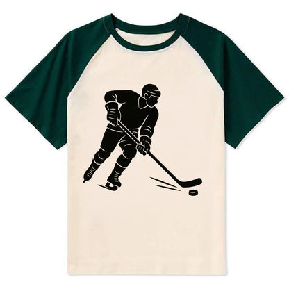 Ice hockey player shooting puck - Contrast Raglan T-shirt - Green
