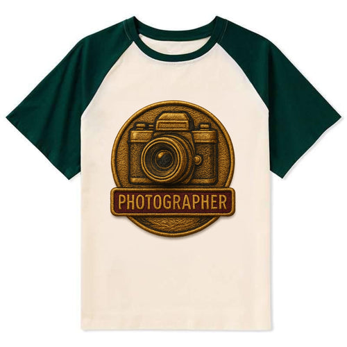Camera with vintage lens - photographer badge - Contrast Raglan T-shirt