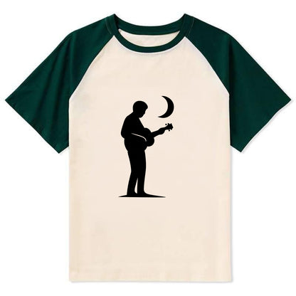 Guitarist playing acoustic under moonlight - Contrast Raglan T-shirt - Green