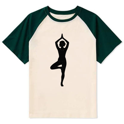 Yogi in tree pose silhouette - Contrast Raglan T-shirt - Green