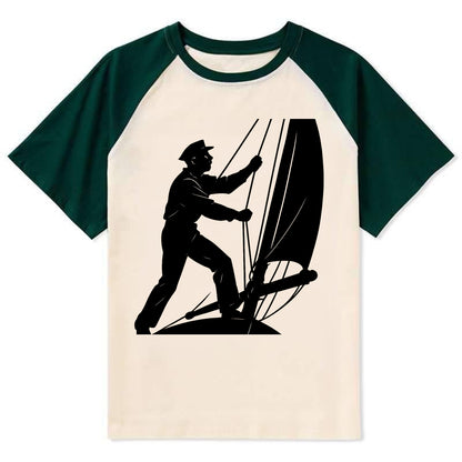 Sailor adjusting the boom on a sailboat - Contrast Raglan T-shirt - Green