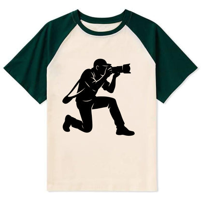 Photographer capturing perfect shot - Contrast Raglan T-shirt - Green
