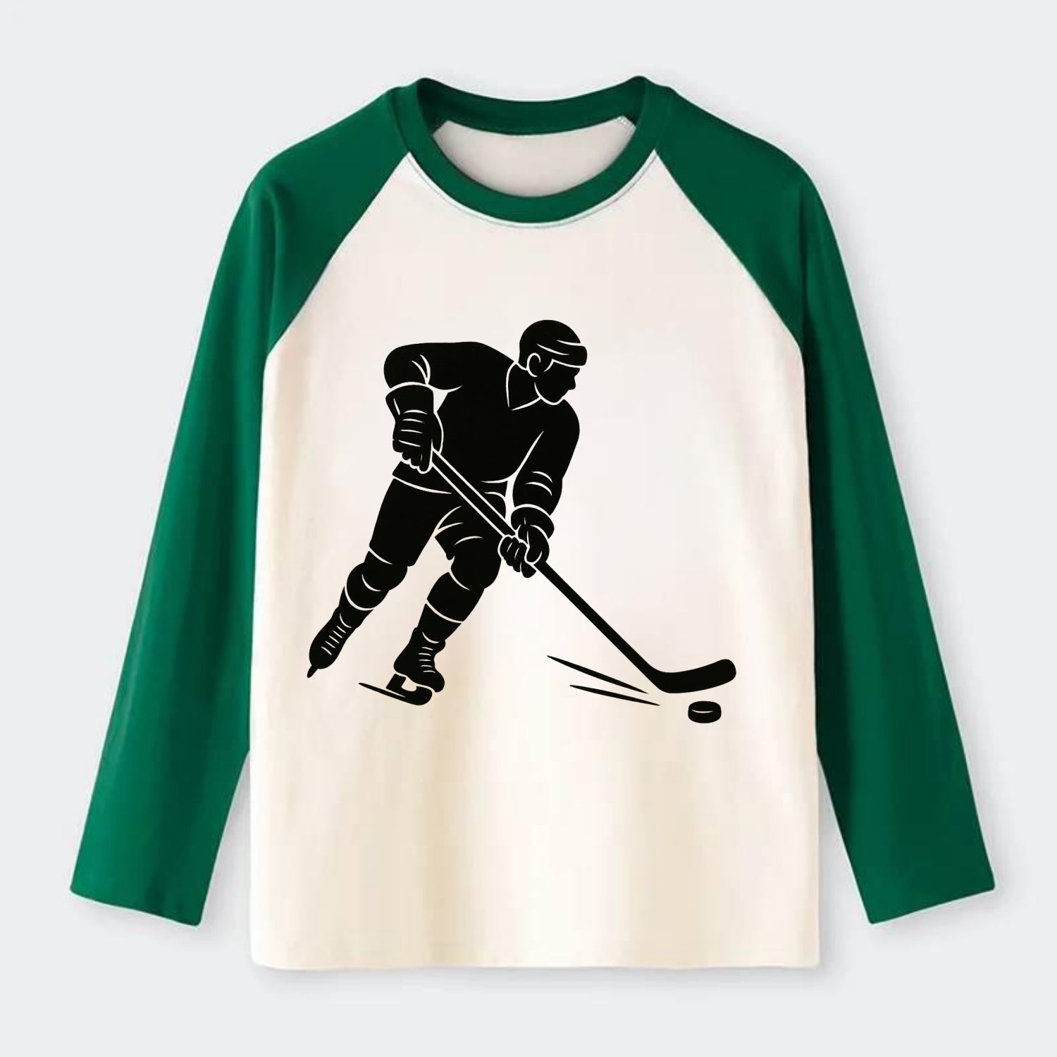 Ice hockey player shooting puck - Raglan Long Sleeve T-Shirt - Green