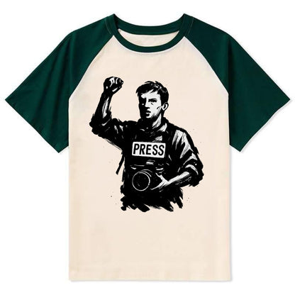 Journalist with camera - press freedom ink painting - Contrast Raglan T-shirt - Green