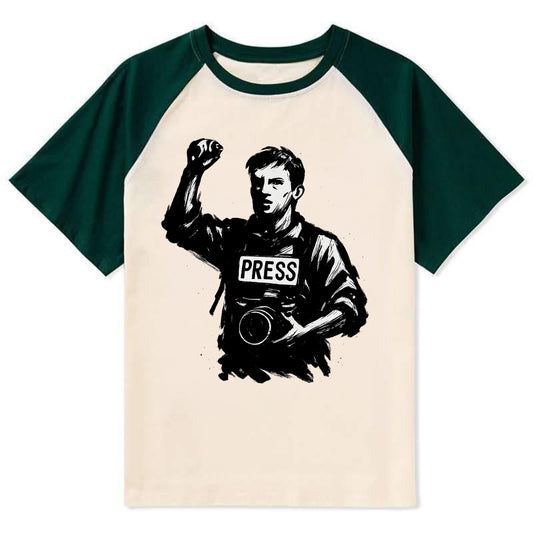 Journalist with camera - press freedom ink painting - Contrast Raglan T-shirt - Green