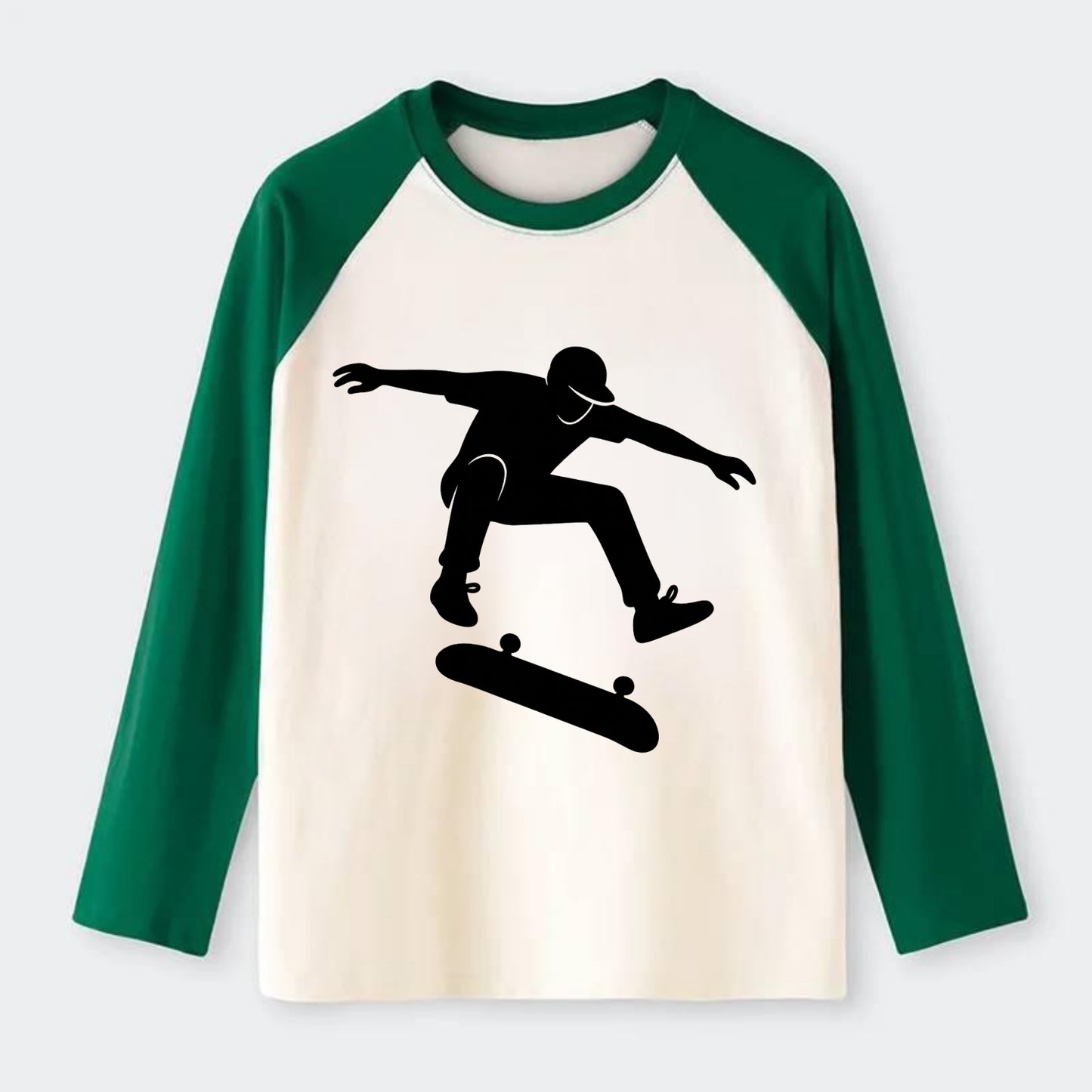 Skateboarder doing kickflip trick - Raglan Long Sleeve T-Shirt - Green