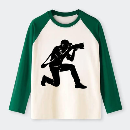 Photographer capturing perfect shot - Raglan Long Sleeve T-Shirt - Green
