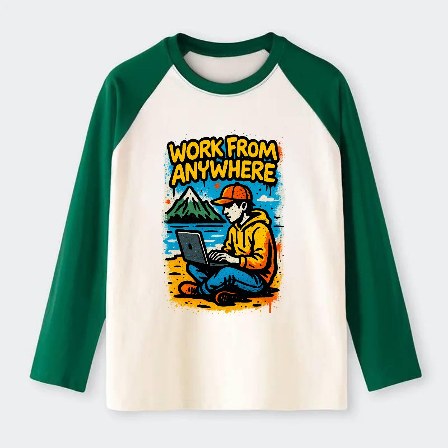 Digital nomad with laptop on beach/mountain - work from anywhere - Raglan Long Sleeve T-Shirt - Green