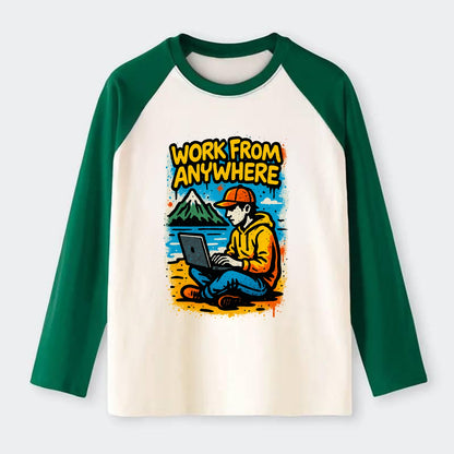 Digital nomad with laptop on beach/mountain - work from anywhere - Raglan Long Sleeve T-Shirt - Green